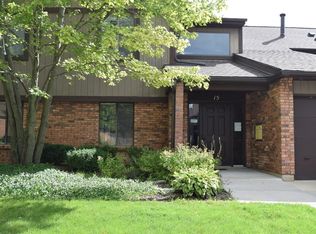15 Creekside Cir APT A, Elgin, IL 60123