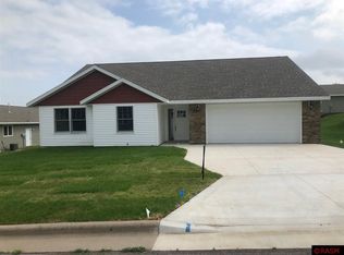 1916 Rock Ridge Ln, Saint Peter, MN 56082