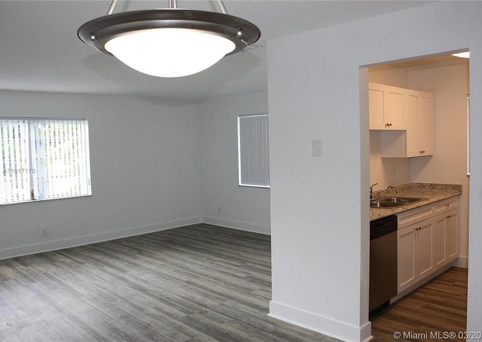1st image of 370 Sunshine Dr