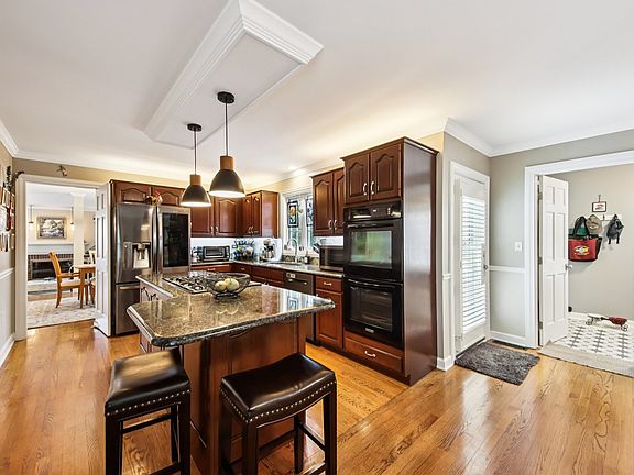 4th image of 388 Narragansett Ct