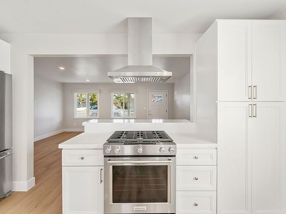 Large bar, perfect for entertaining