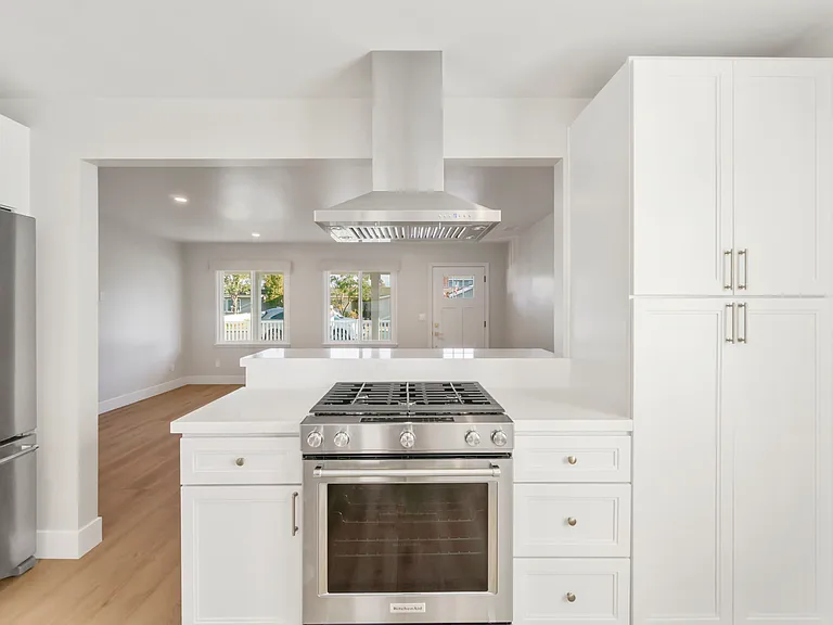 Large bar, perfect for entertaining
