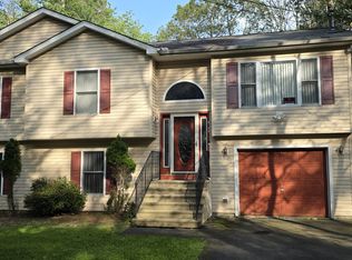 8139 Mayfair Rd, Tobyhanna, PA 18466
