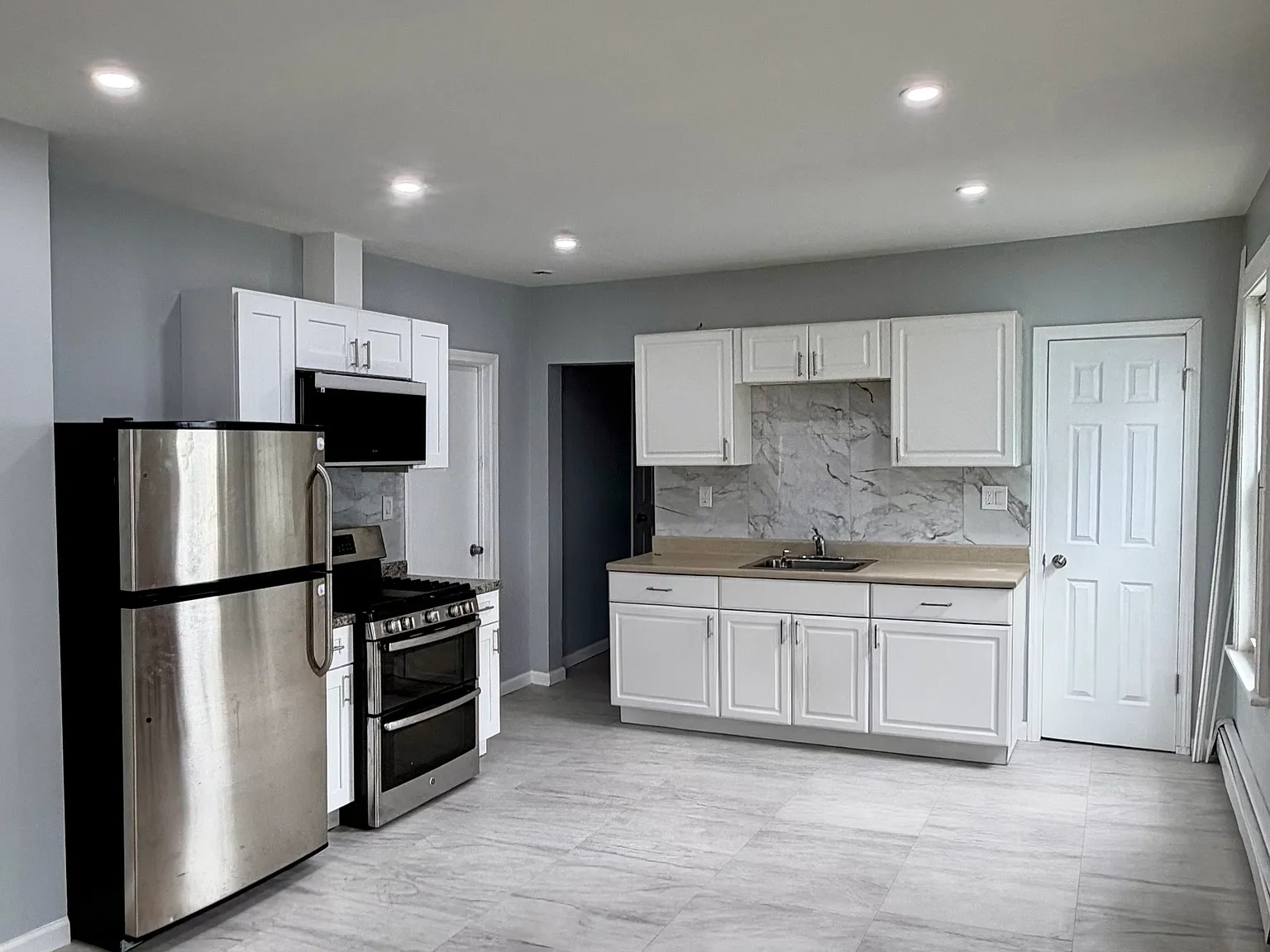 3 bed, 1.0 bath, 1150 sqft, $2,400 — Photo 4