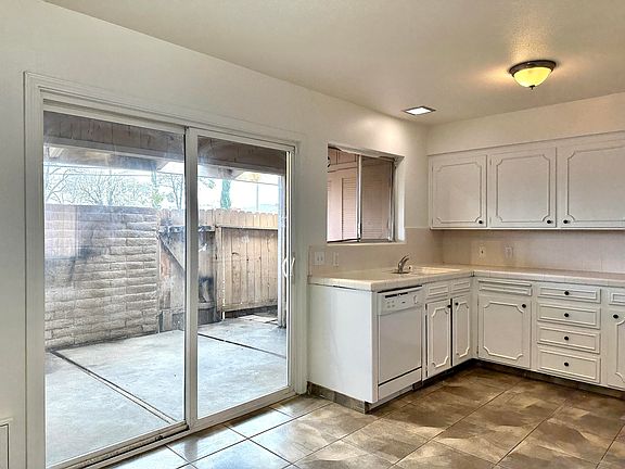 4th image of 3745 N Fruit Avenue #A
