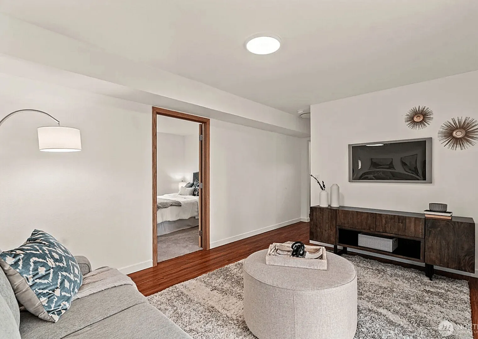 Furnished Updated Lynwood Home Away From Home Getaway — Photo 1