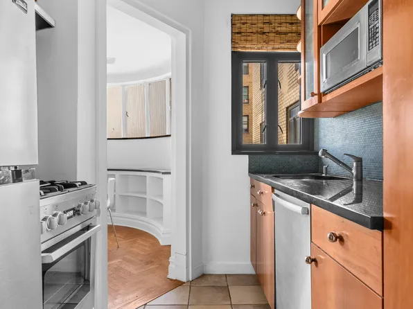 140 Riverside Drive image 4 of 5