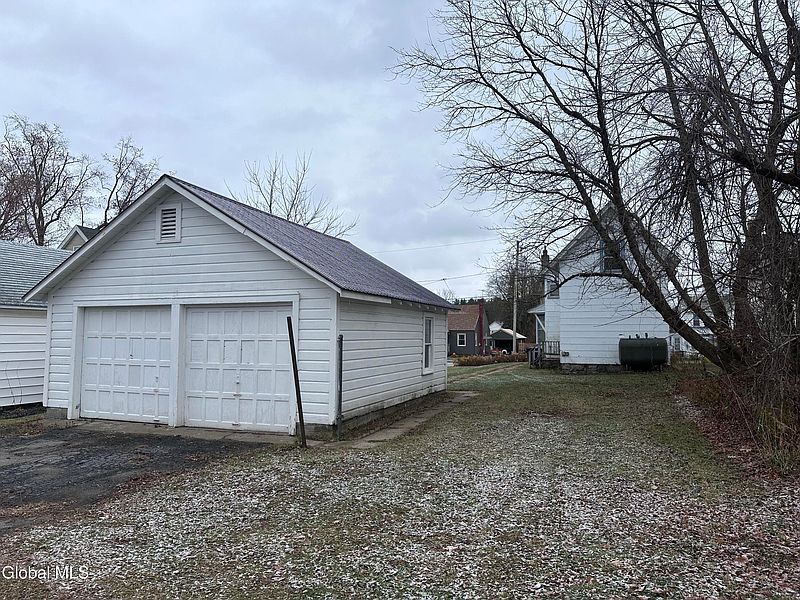 3rd image of 305 Oak Street