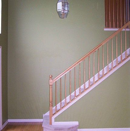 Large foyer w/ hardwood floor