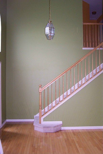 Large foyer w/ hardwood floor