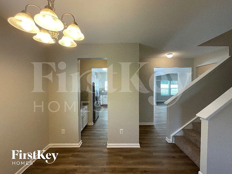 3 bed, 2.5 bath, 2482 sqft, $2,135 — Photo 2
