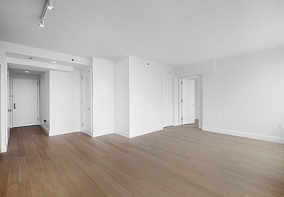 3rd image of 10 City Pt APT 27J
