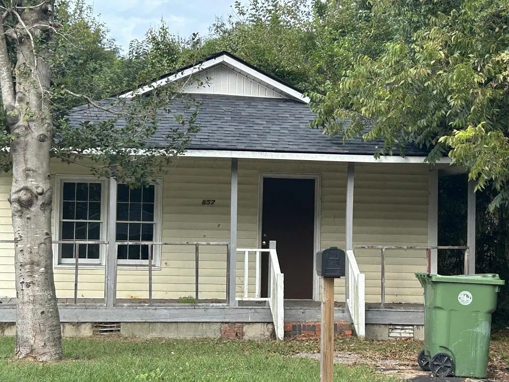 557 Chase St. — Photo 1