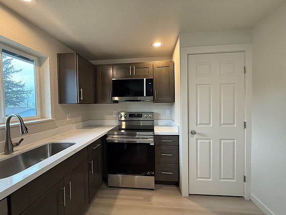 4th image of 808 4th St