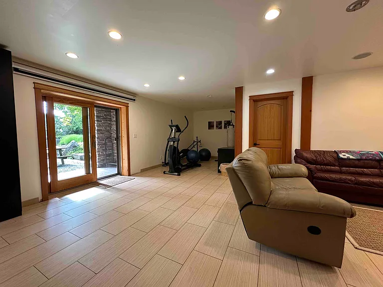 1843 NE Virginia Ct — Photo 28