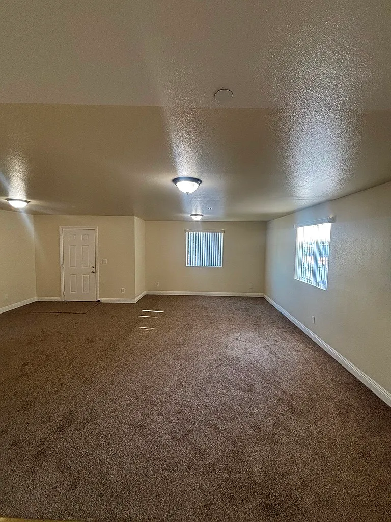 5 bed, 1923 sqft, $4,200 — Photo 4