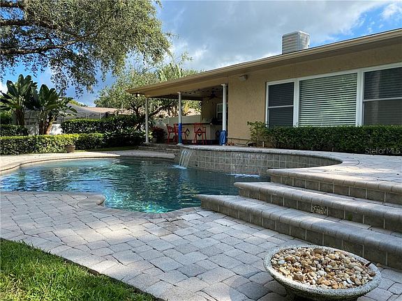 3rd image of 930 Rolling Hills Dr