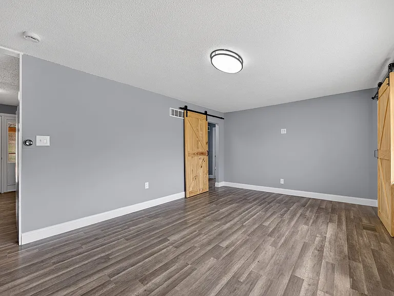3320 Elm St — Photo 5
