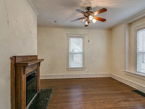 Large yet cozy Den / +1Bdrm