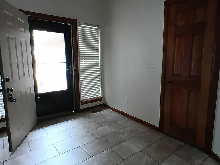 9720 Railroad — Photo 3