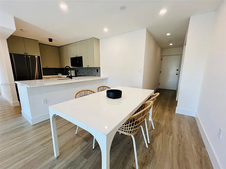 1900 Meridian Ave #306 — Photo 8