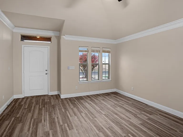 908 Purdue St — Photo 2