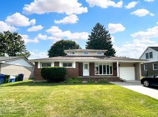 4069 Roseland Dr W, Windsor, ON N9G1Z7
