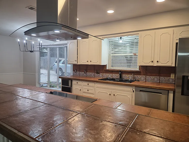 205 W Ash Ln — Photo 4