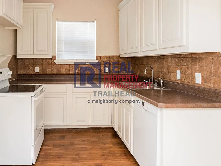 404 SW Barnard St — Photo 13