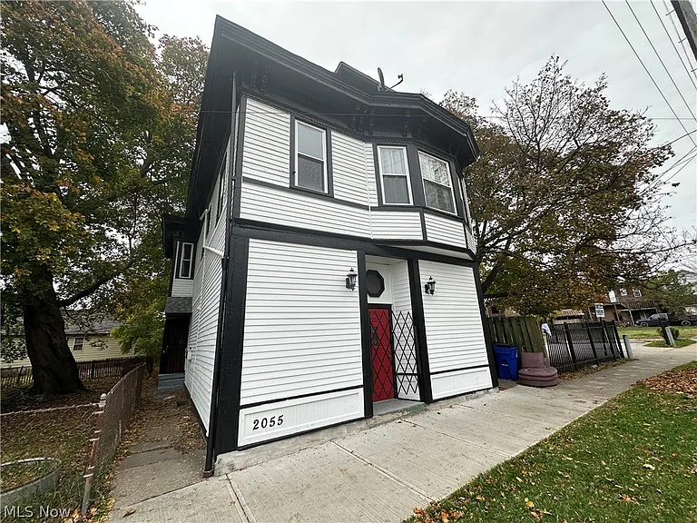 2055 W 65th St #LOWER REAR — Photo 2