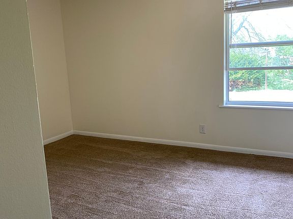 3rd image of 20 Brazos Cir