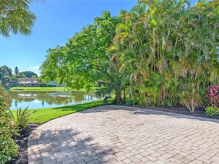 300 Wentworth Ct — Photo 30