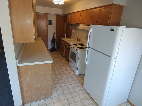 2nd image of 460 Pierce St N APT 3