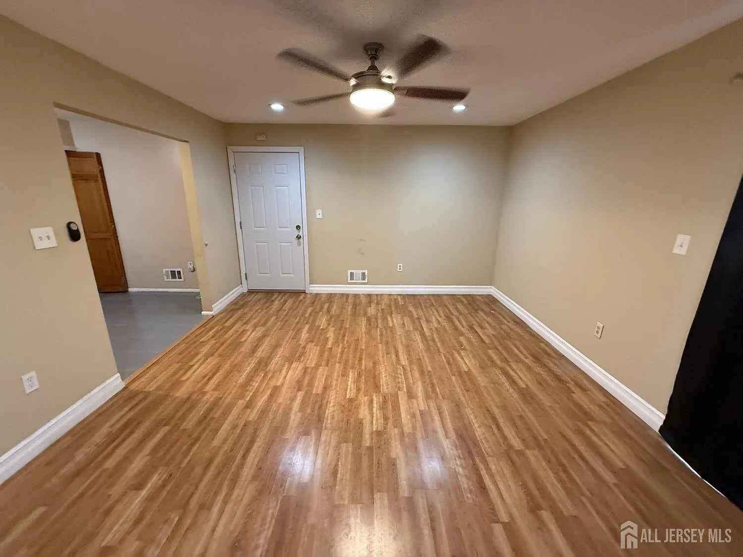 2 bed, 1.0 bath, 855 sqft, $2,100 — Photo 3