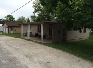 302 Camden Rd, Mt Sterling, IL 62353