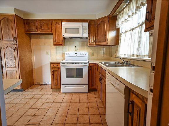 3rd image of 32 Hillside Ave