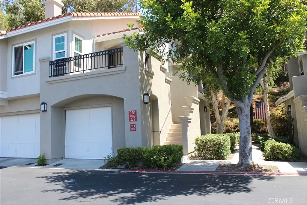 2 bed, 900 sqft, $2,975 — Photo 2