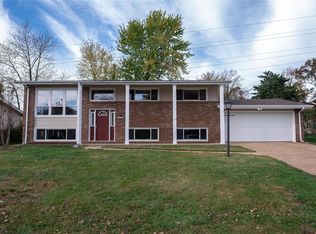 401 Crestbury Dr, Ballwin, MO