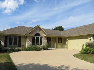 1614 Legend Cir, Waukesha, WI