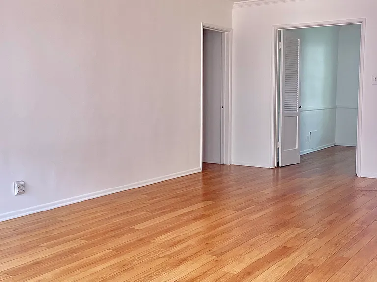228 S Sycamore Ave #11 — Photo 2