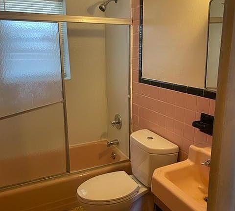 Bathroom with ceramic tile
