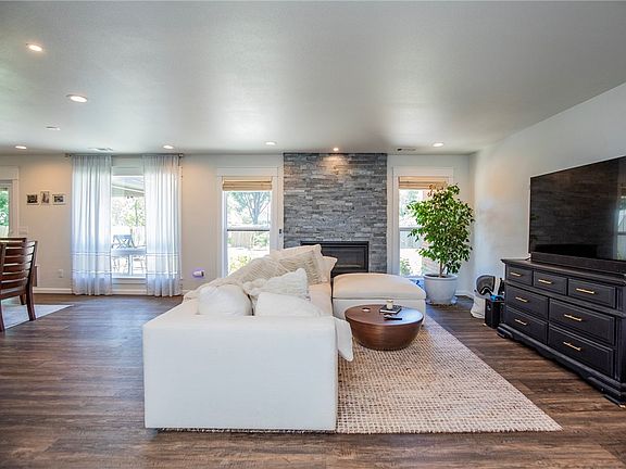 3rd image of 903 N Oriole Ave