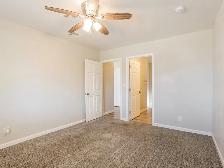 815 E Mountain View Rd — Photo 3