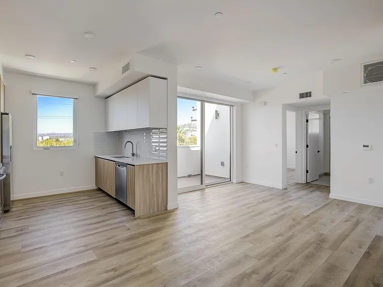 Fairfax Apartments — Photo 28