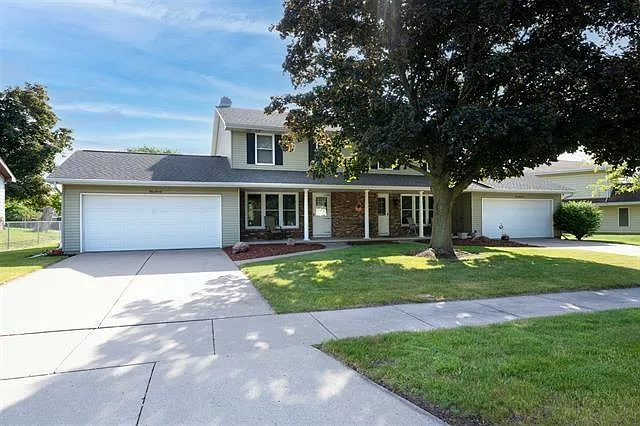 920 E Northwood Dr — Photo 1