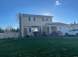20 Seneca Dr, Commack, NY 11725
