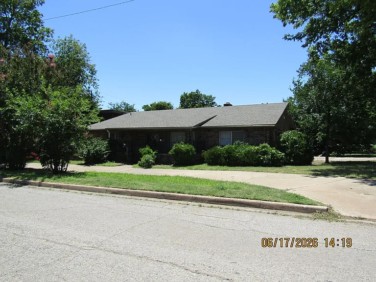 1202 NW Lake Ave — Photo 1