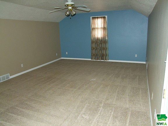 4th image of 221 Cedar St