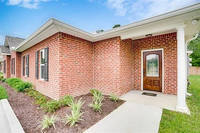 3 bed, 2.0 bath, 1374 sqft, $1,600 — Photo 2