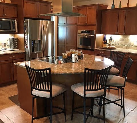 Maple Cabinets/SS Appliances
